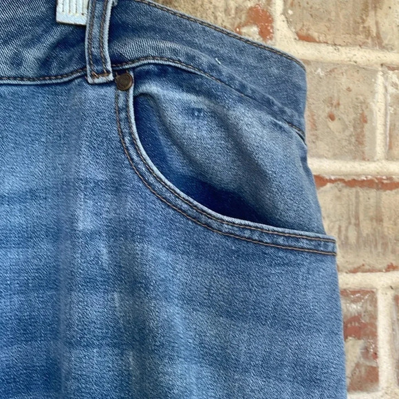 Est. 1946 Curvy Blue Denim Cropped Jeans - Picture 4 of 9